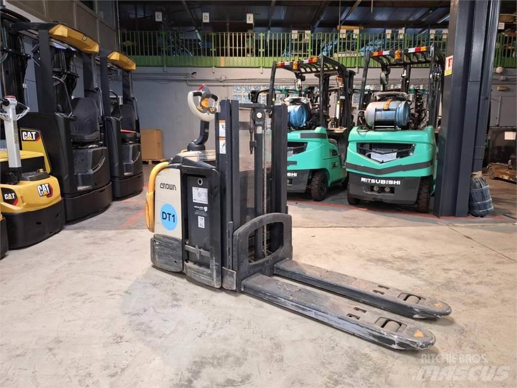 Crown DT3040 Elektromos gyalogkíséretű targoncák