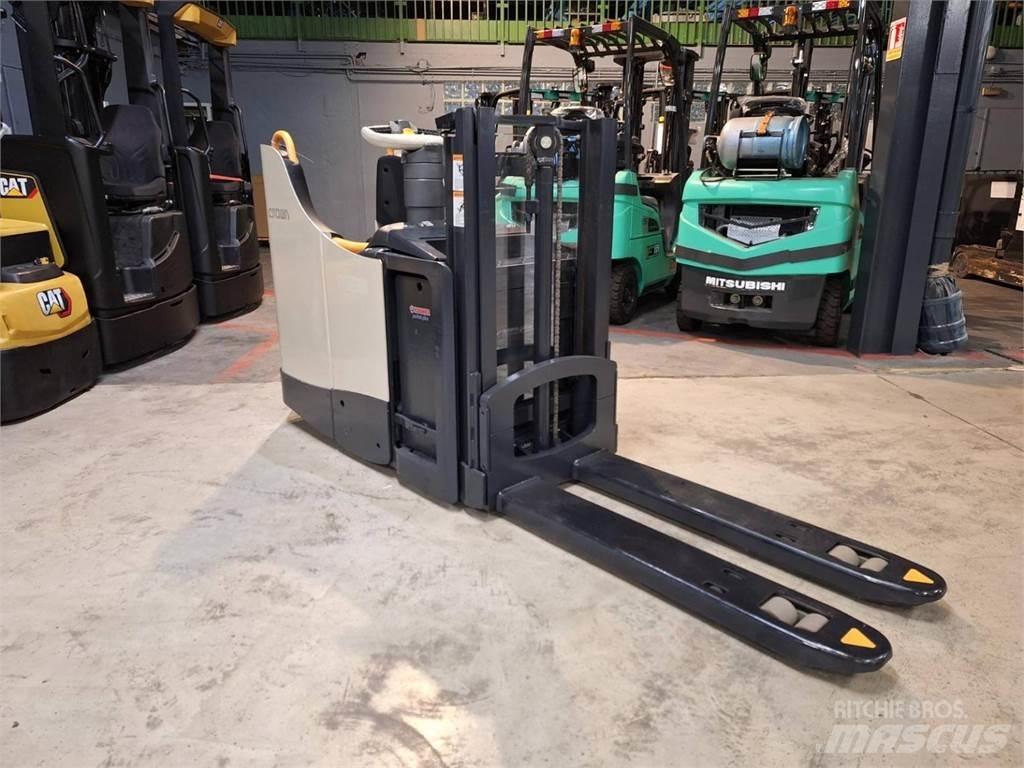 Crown DT3040 Elektromos gyalogkíséretű targoncák