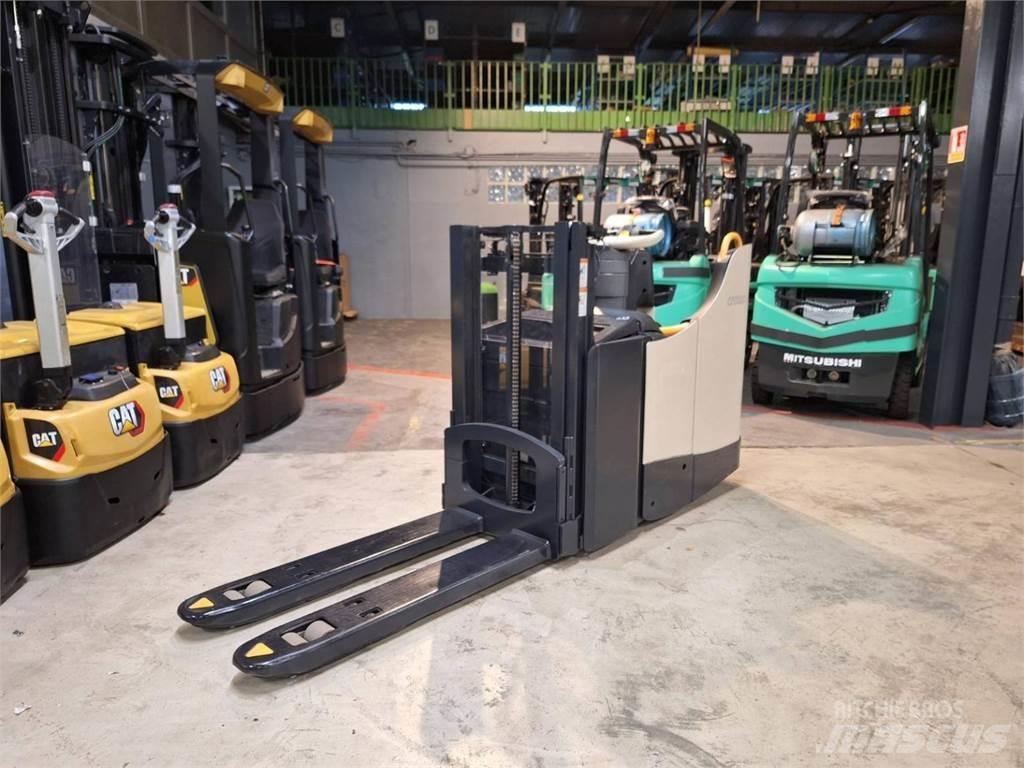 Crown DT3040 Elektromos gyalogkíséretű targoncák