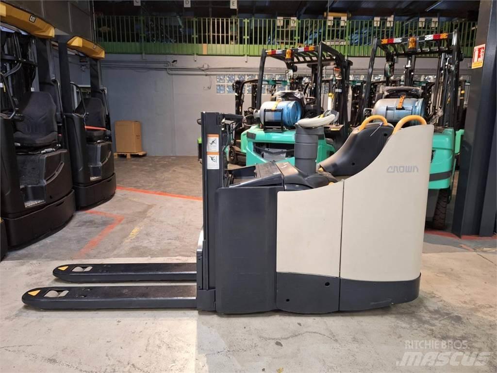 Crown DT3040 Elektromos gyalogkíséretű targoncák