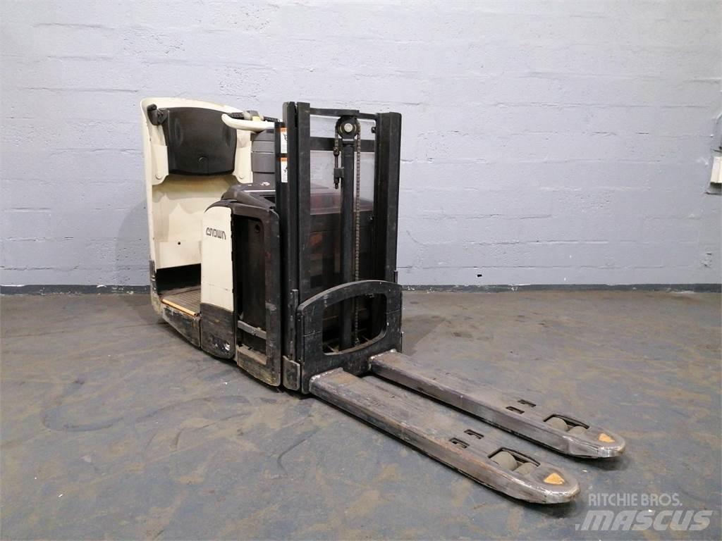 Crown DT3040 Elektromos gyalogkíséretű targoncák