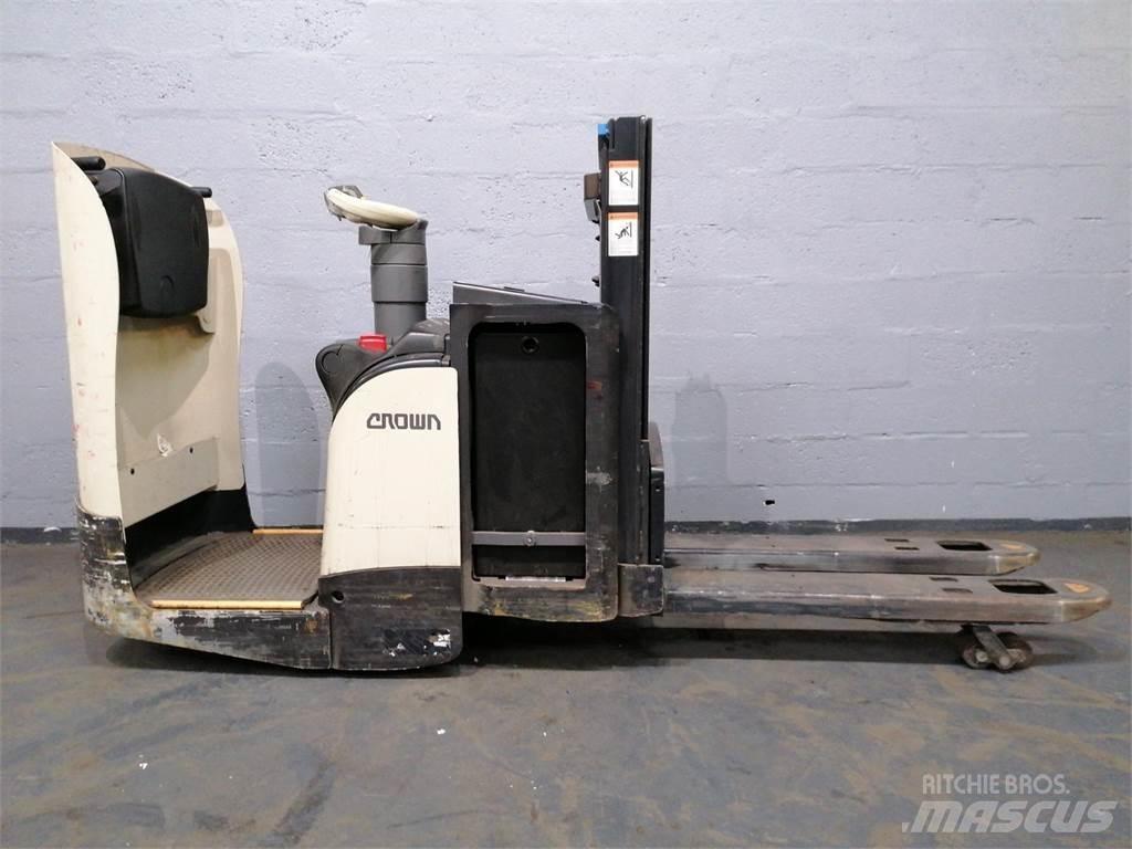 Crown DT3040 Elektromos gyalogkíséretű targoncák