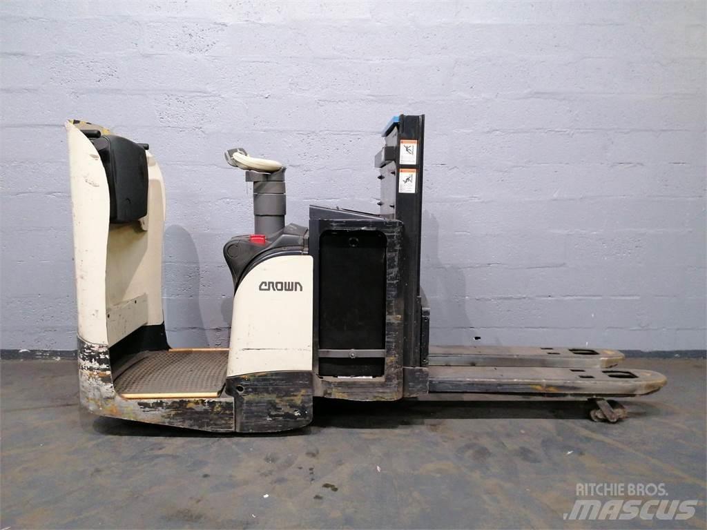 Crown DT3040 Elektromos gyalogkíséretű targoncák