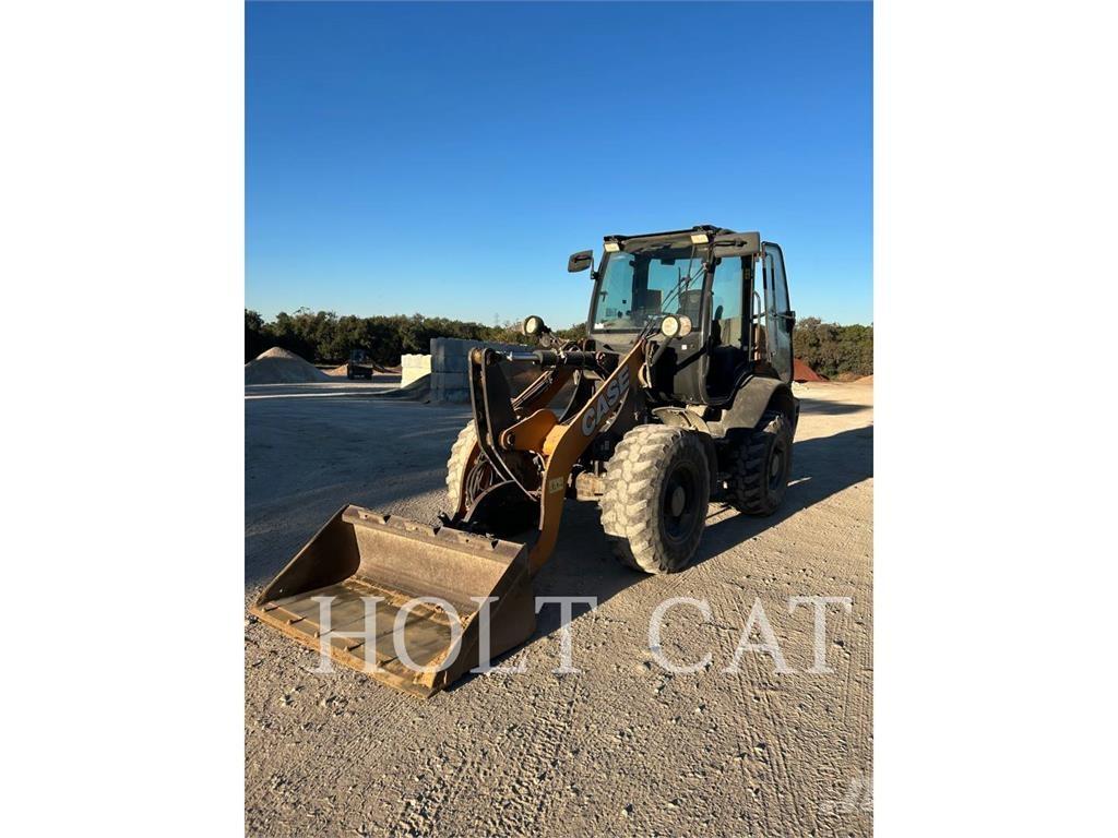 CASE 321F Gumikerekes homlokrakodók