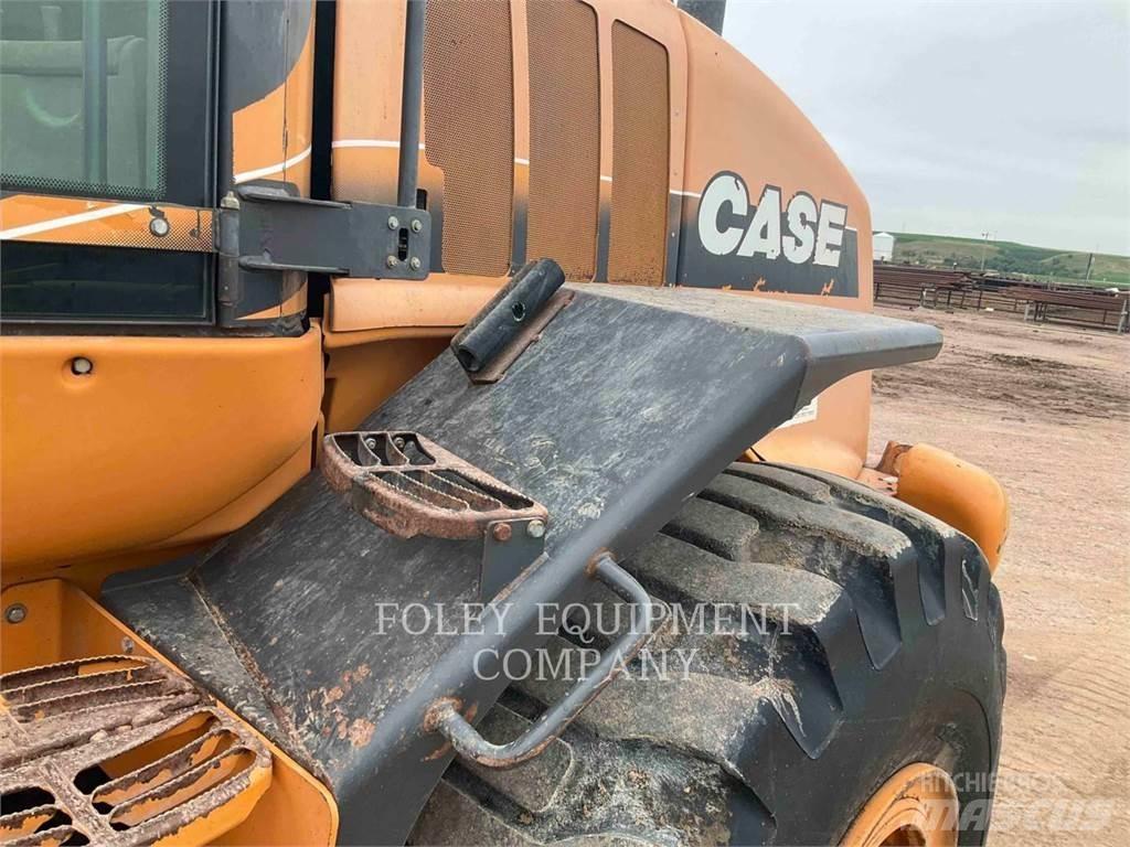 CASE 821E Gumikerekes homlokrakodók