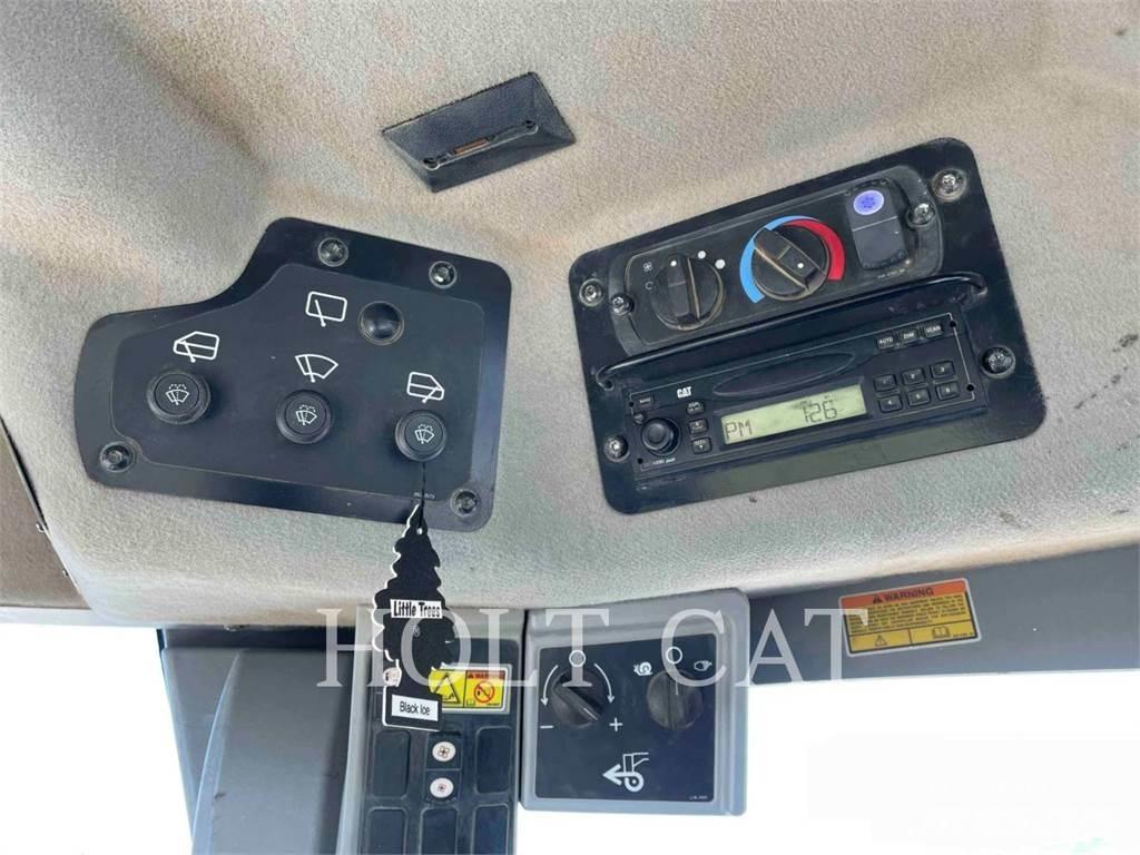 CAT 140M AWD Gréderek