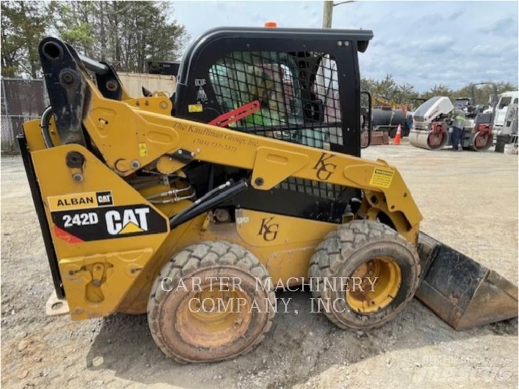 CAT 242D Kompaktrakodók