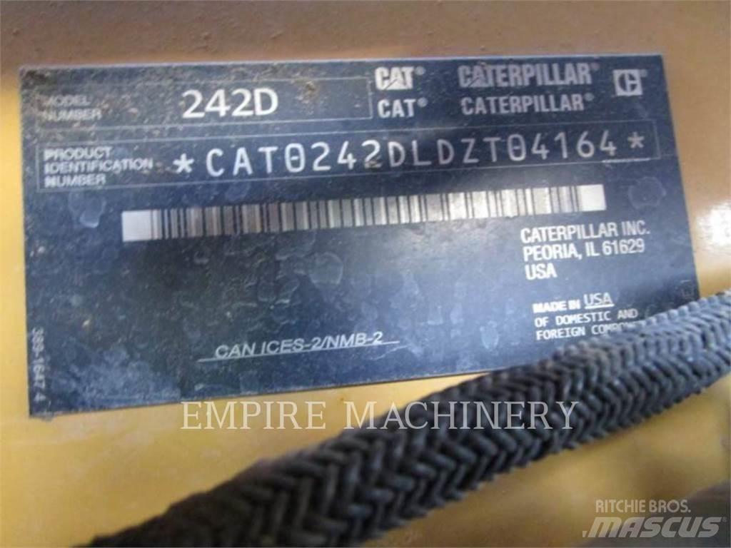 CAT 242D Kompaktrakodók