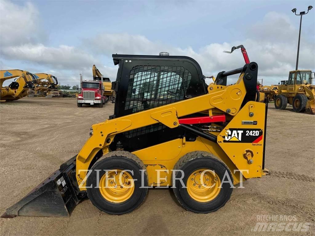 CAT 242D Kompaktrakodók