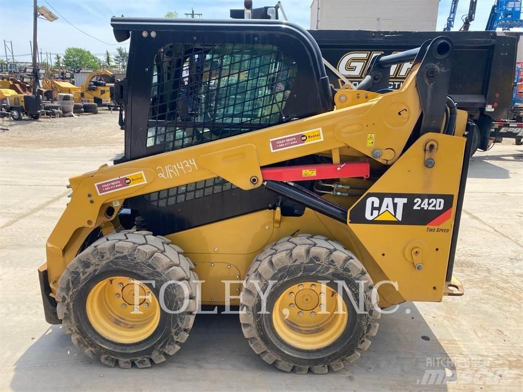CAT 242D Kompaktrakodók