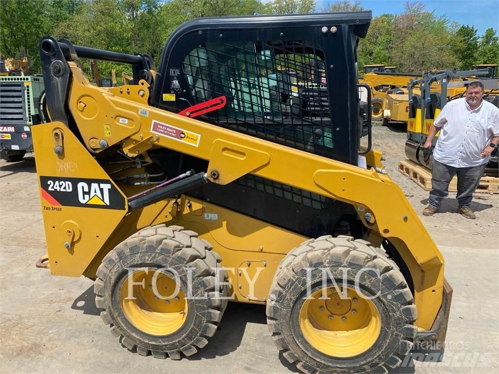 CAT 242D Kompaktrakodók