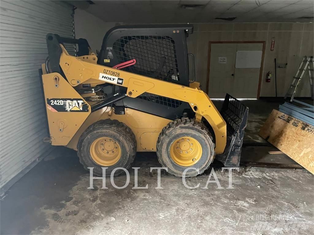 CAT 242D Kompaktrakodók