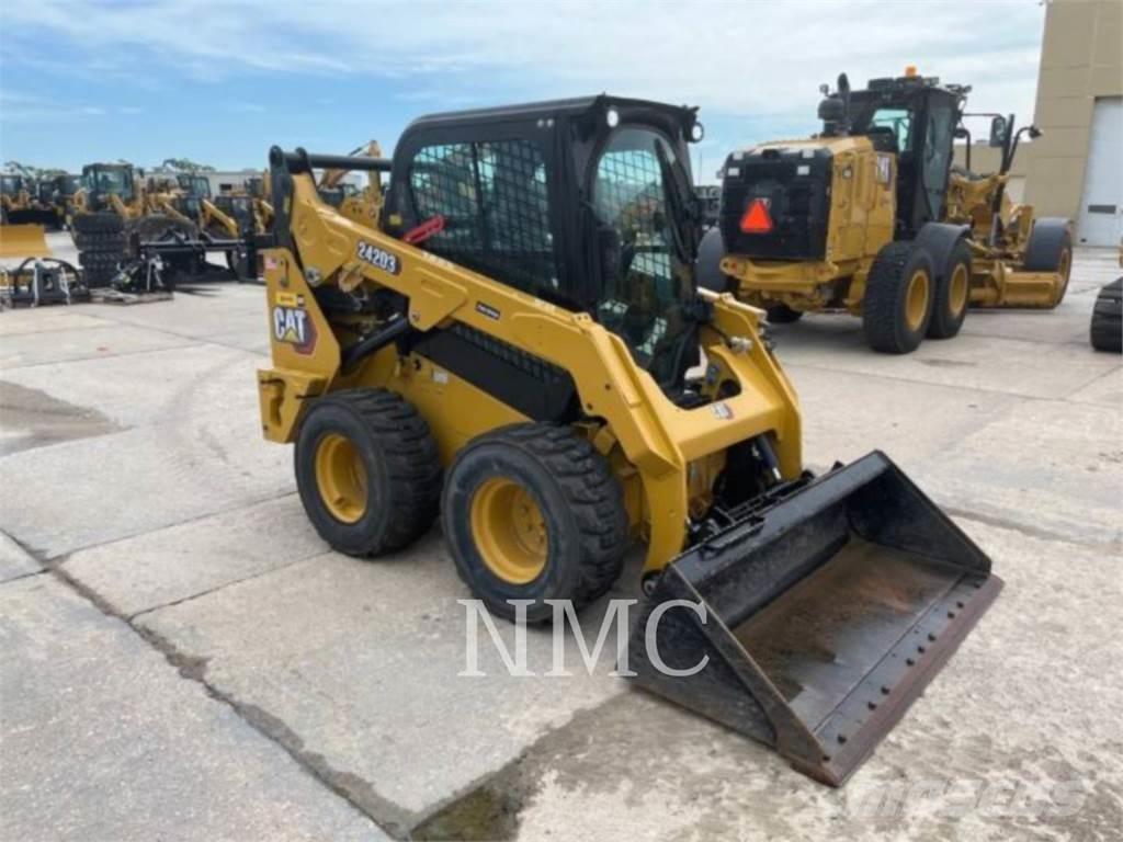 CAT 242D3 Kompaktrakodók