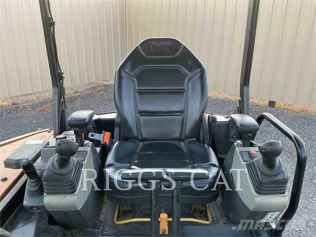 CAT 302.7 Lánctalpas kotrók
