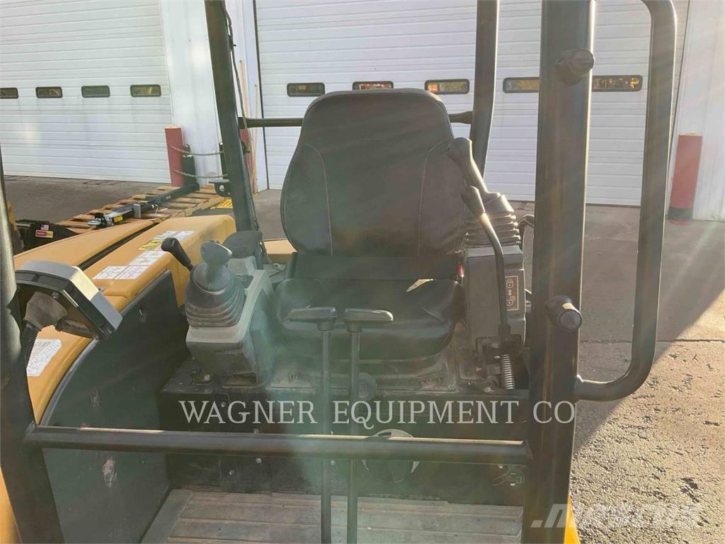 CAT 303.5E2 Lánctalpas kotrók