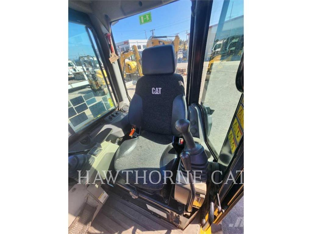 CAT 304E2 CAB Lánctalpas kotrók