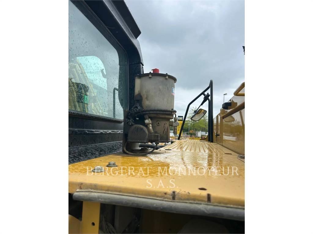 CAT 320 Lánctalpas kotrók