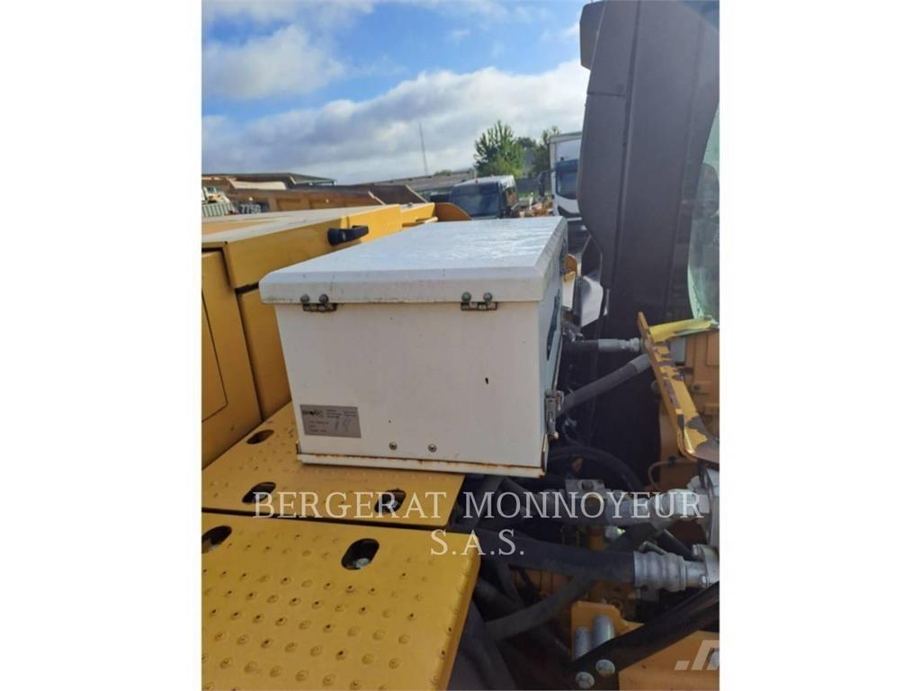 CAT 323-07 Lánctalpas kotrók