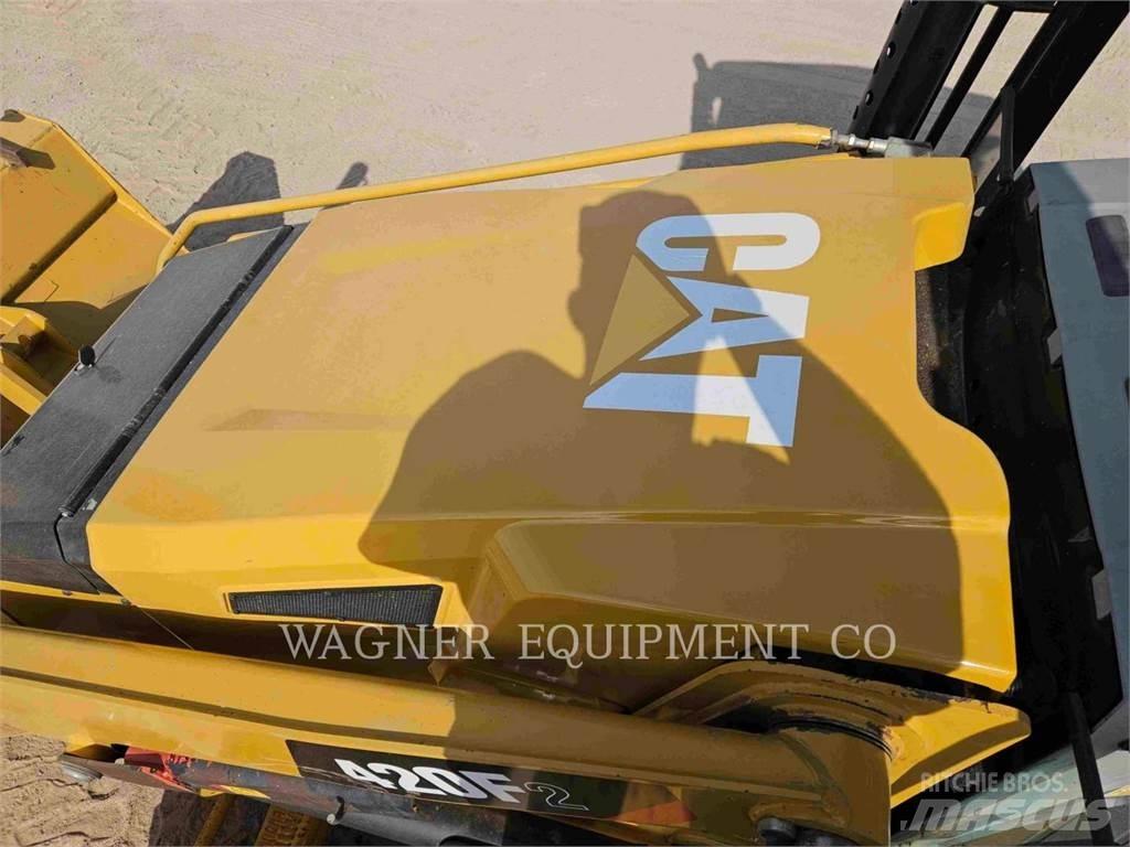 CAT 420F2 4WDS Kotrórakodók