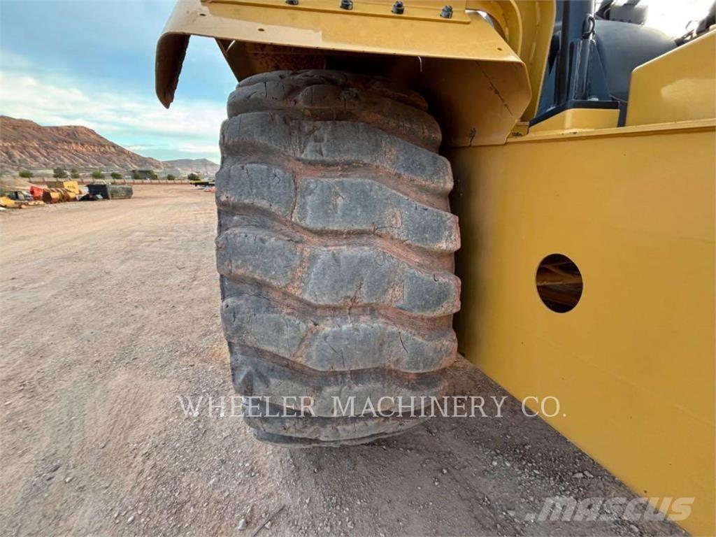 CAT 621K Földnyesők (szkréperek)