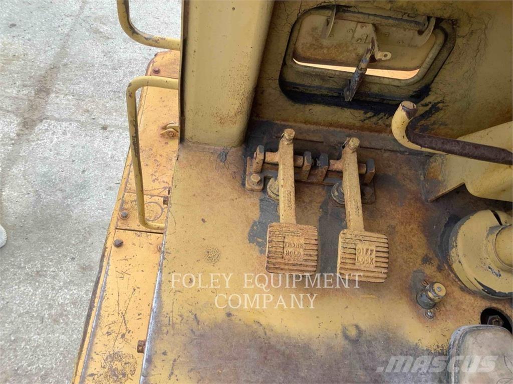 CAT 631D Földnyesők (szkréperek)