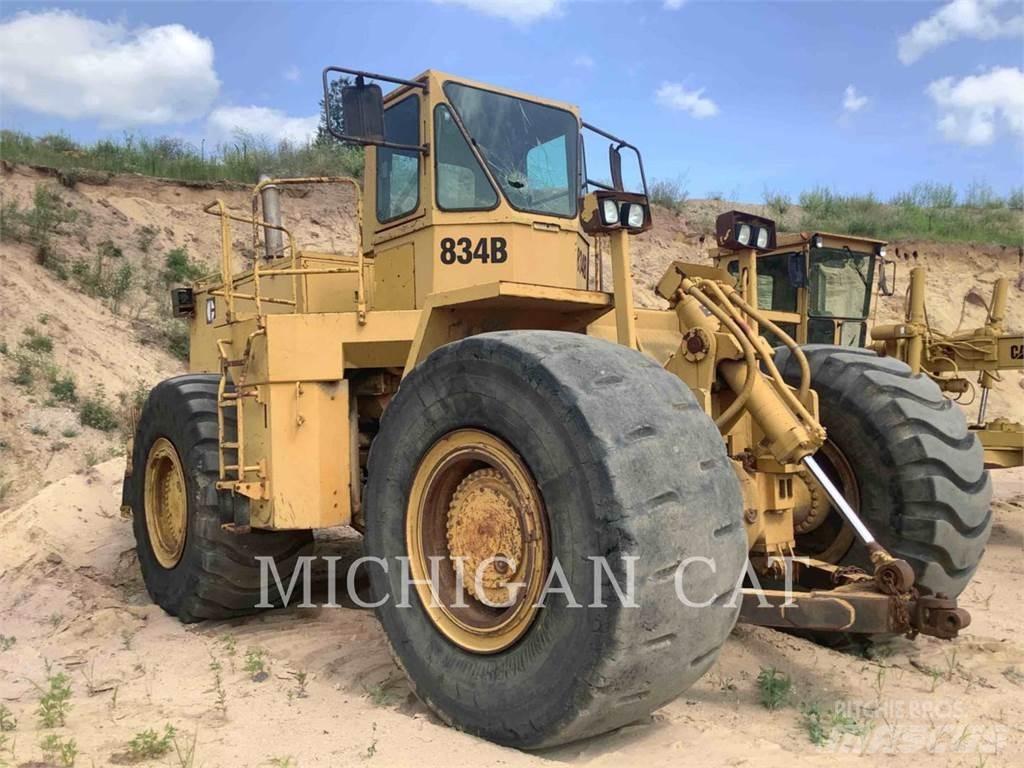 CAT 834B Gumikerekes homlokrakodók
