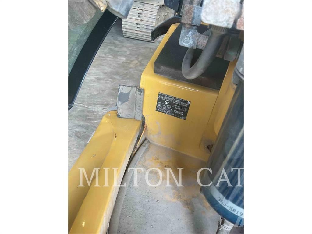 CAT 903D Gumikerekes homlokrakodók