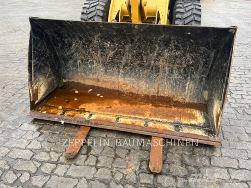 CAT 906-14 Gumikerekes homlokrakodók