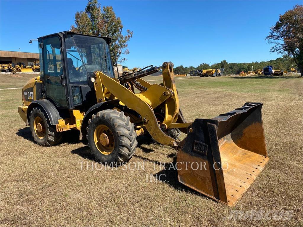 CAT 906 M Gumikerekes homlokrakodók