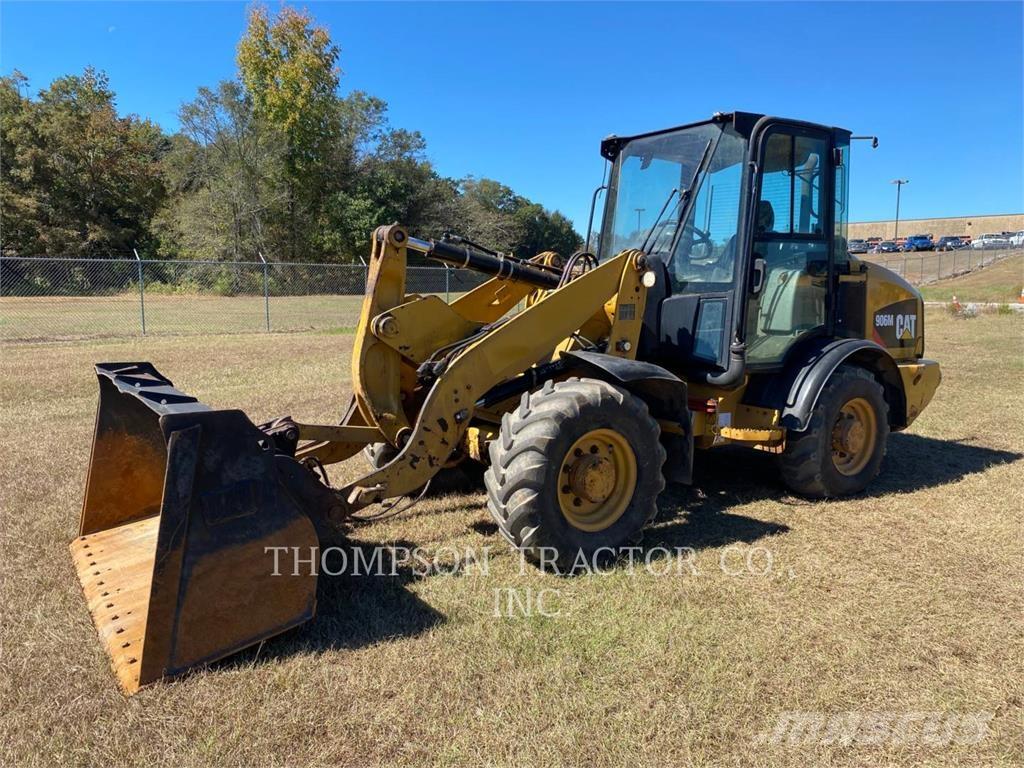 CAT 906 M Gumikerekes homlokrakodók