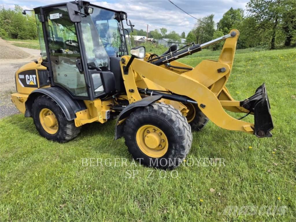 CAT 906H Gumikerekes homlokrakodók