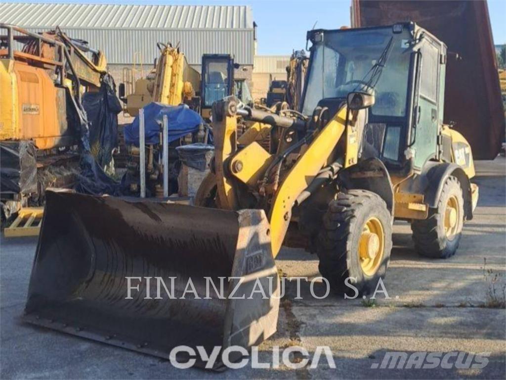 CAT 906H Gumikerekes homlokrakodók