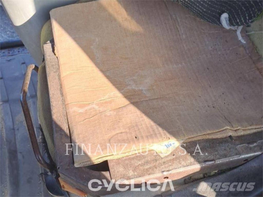 CAT 906H Gumikerekes homlokrakodók