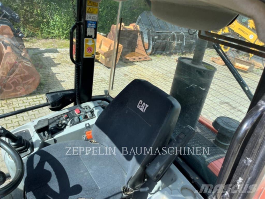 CAT 906H Gumikerekes homlokrakodók