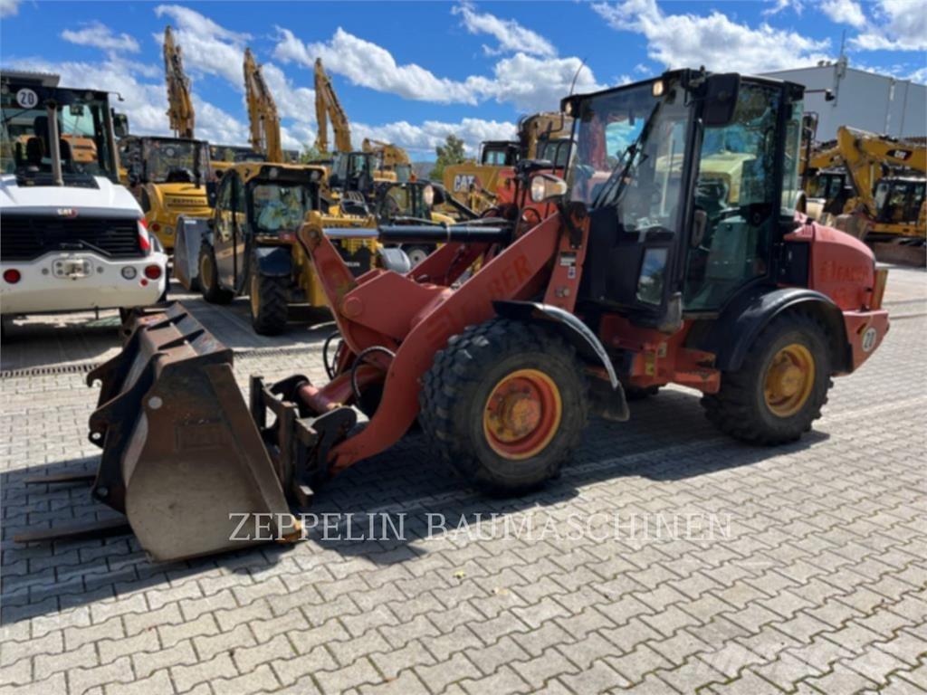 CAT 906H Gumikerekes homlokrakodók