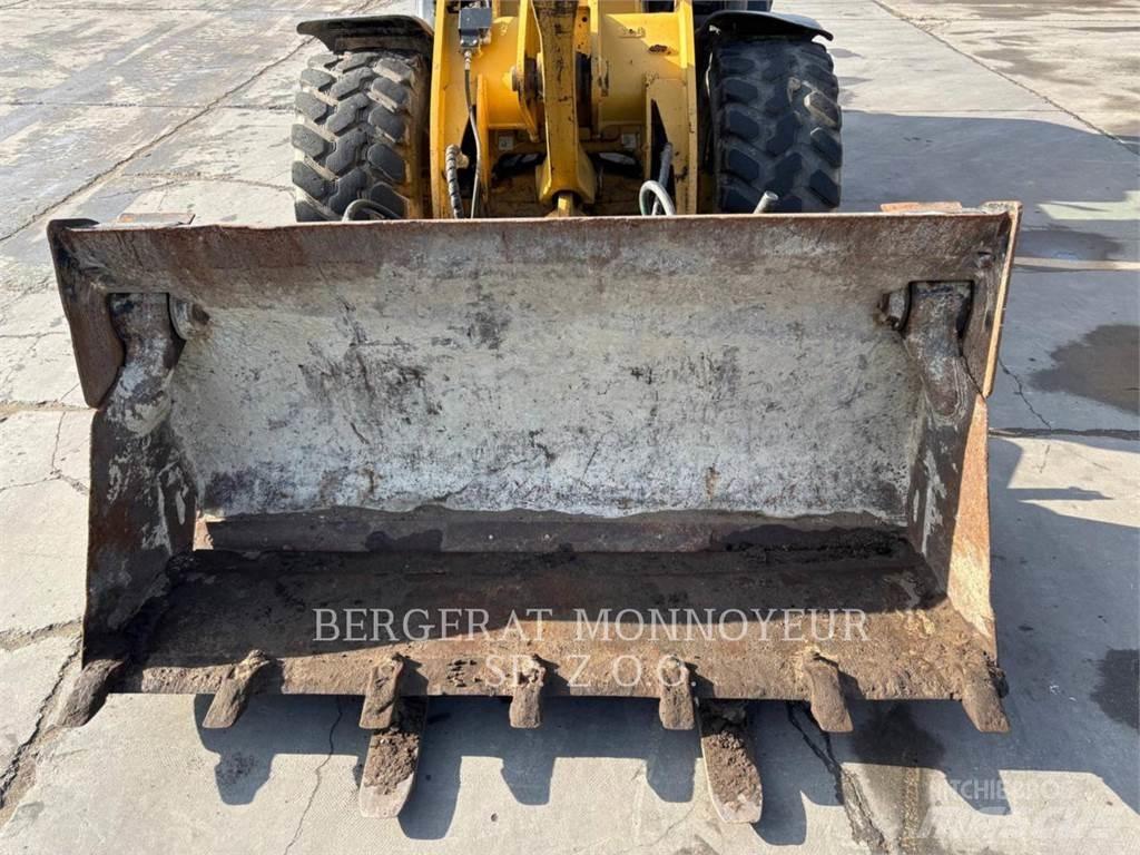 CAT 906H2 Gumikerekes homlokrakodók