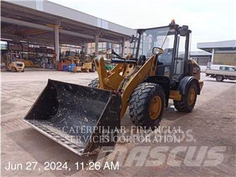CAT 906K Gumikerekes homlokrakodók