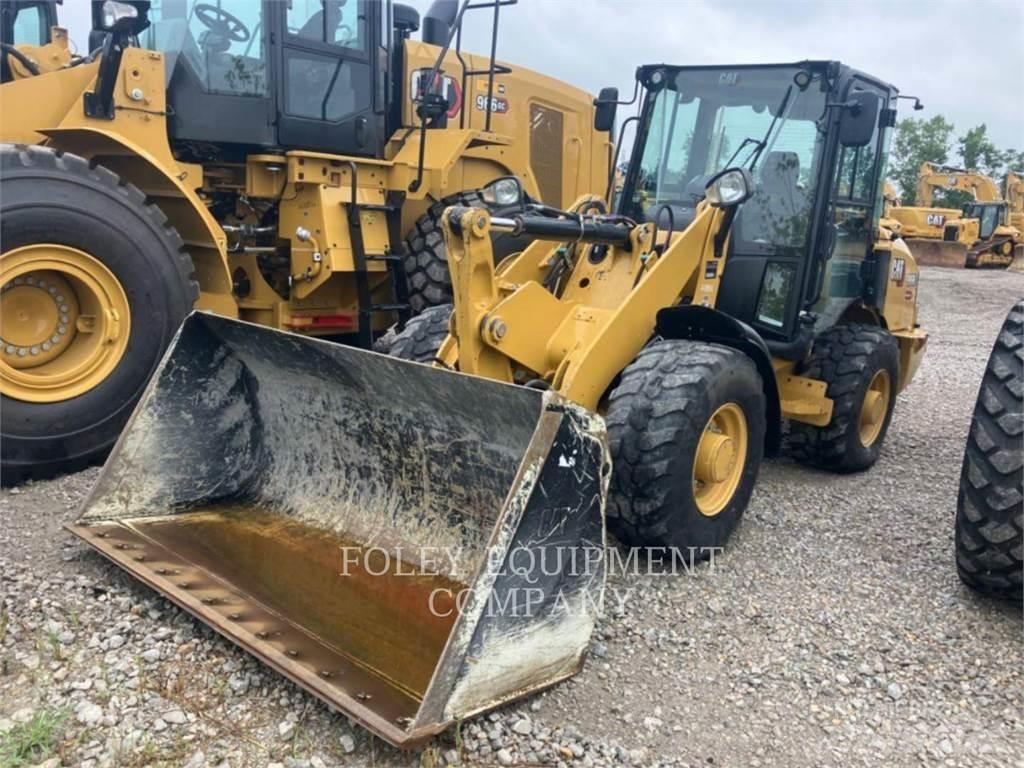 CAT 906M Gumikerekes homlokrakodók