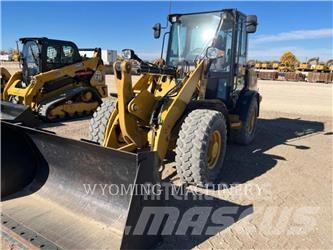 CAT 906M Gumikerekes homlokrakodók