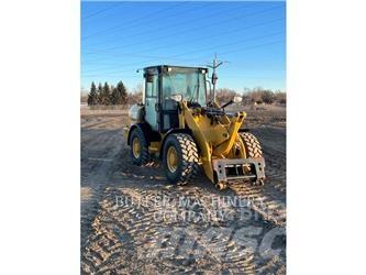 CAT 906M Gumikerekes homlokrakodók