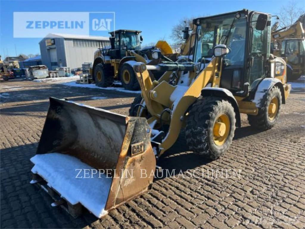 CAT 906M Gumikerekes homlokrakodók