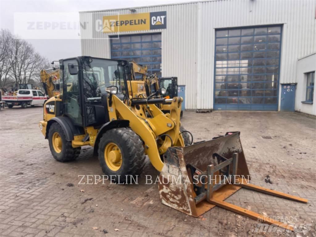 CAT 906M Gumikerekes homlokrakodók