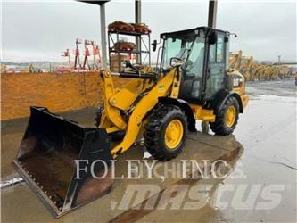 CAT 906M Gumikerekes homlokrakodók