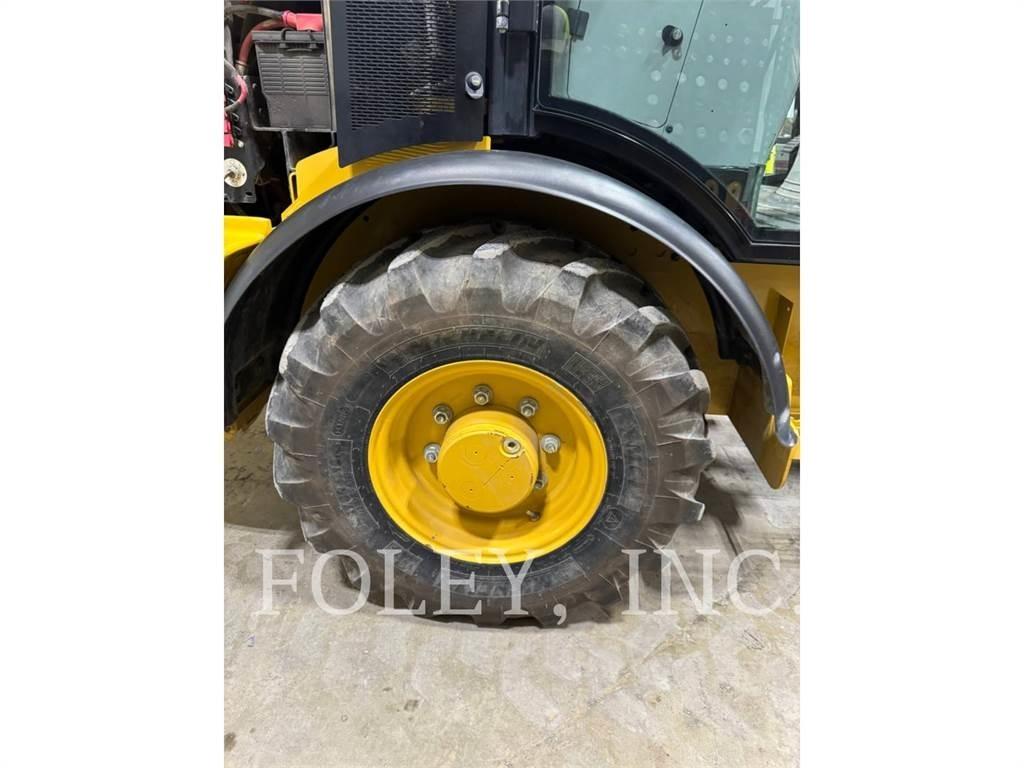 CAT 906M Gumikerekes homlokrakodók