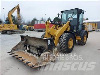 CAT 906M Gumikerekes homlokrakodók