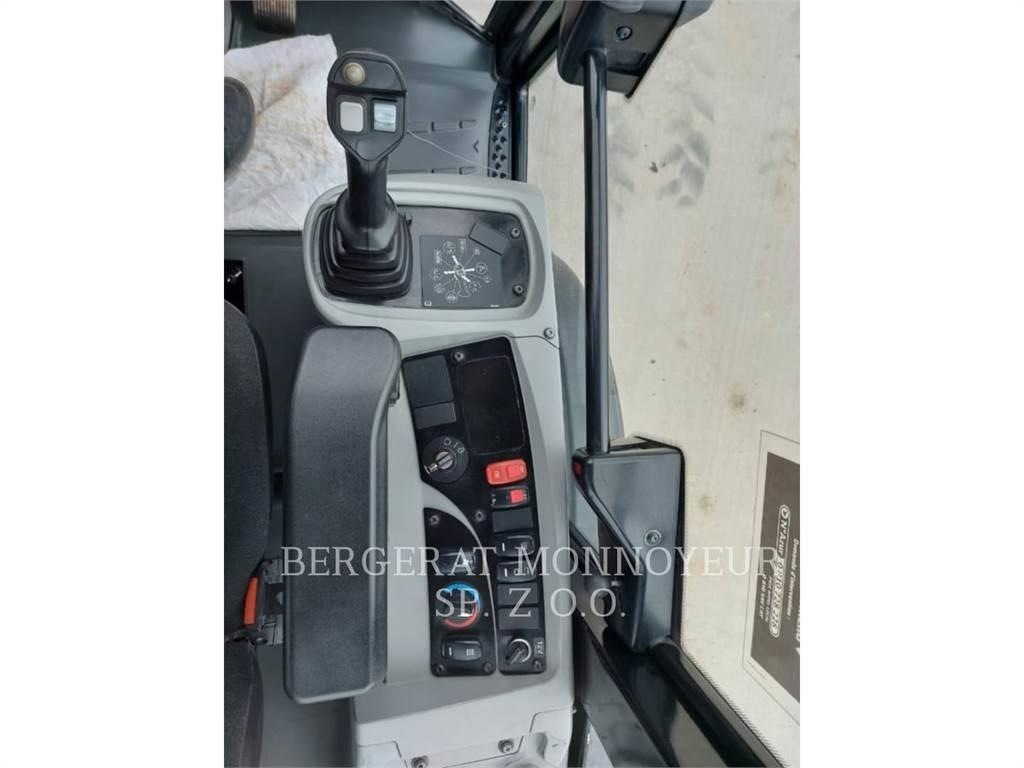 CAT 906M Gumikerekes homlokrakodók