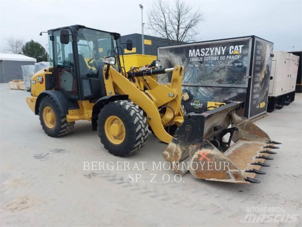 CAT 906M Gumikerekes homlokrakodók