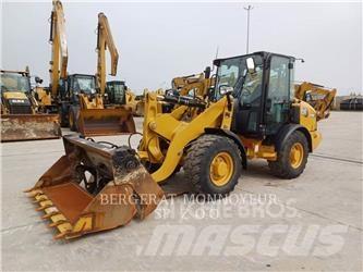 CAT 906M Gumikerekes homlokrakodók