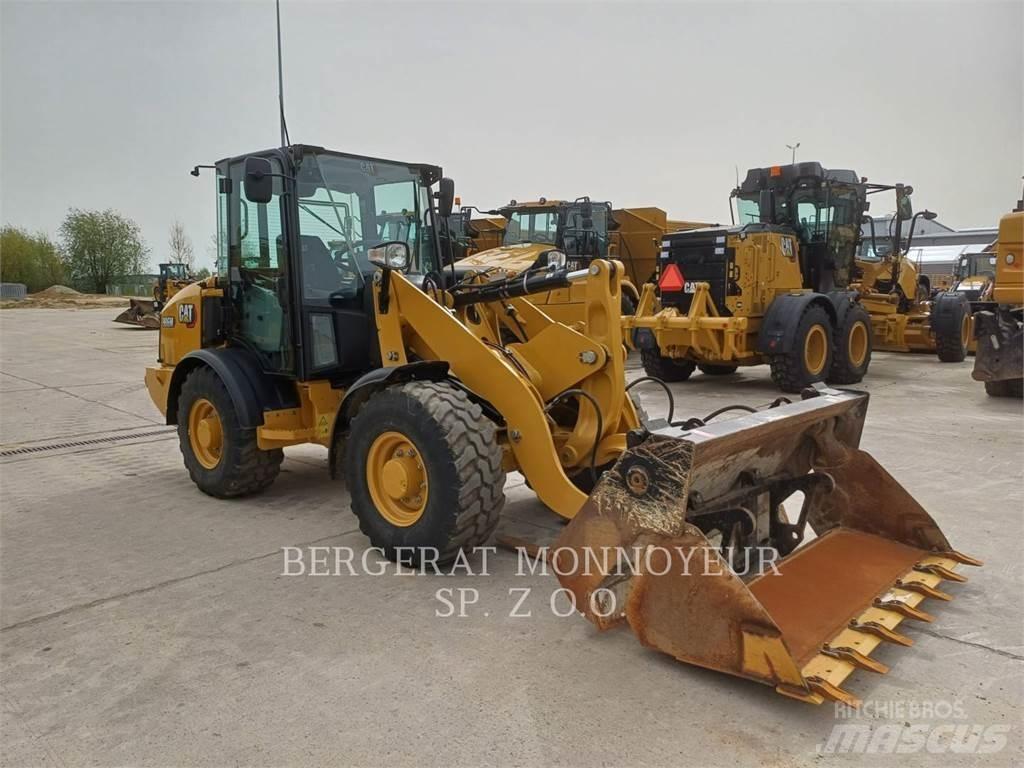 CAT 906M Gumikerekes homlokrakodók