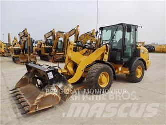 CAT 906M Gumikerekes homlokrakodók